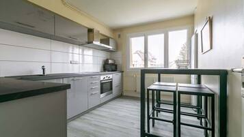 Een koelkast, een microgolfoven, een oven, een kookplaat