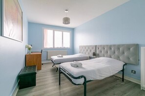 2 bedrooms, desk, iron/ironing board, internet