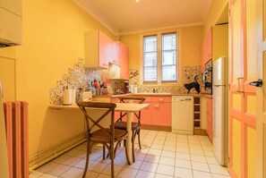 Geladeira, fogão, lava-louças, cafeteira/chaleira