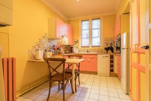 Fridge, oven, dishwasher, coffee/tea maker