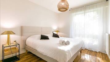 2 bedrooms, iron/ironing board, internet, bed sheets