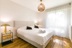 2 bedrooms, iron/ironing board, Internet, bed sheets
