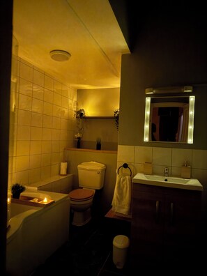 Een haardroger, handdoeken, zeep, toiletpapier