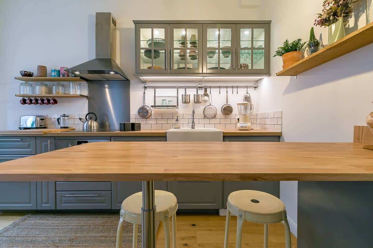 Een koelkast, een oven, een kookplaat, een koffiezetapparaat/waterkoker