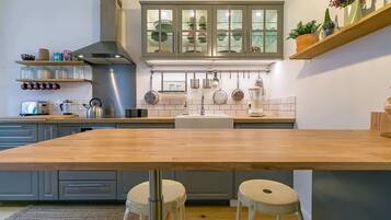 Jääkaappi, uuni, liesi, kahvin-/teenkeitin