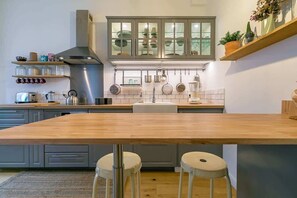 Frigorífico, horno, placa de cocina y cafetera o tetera