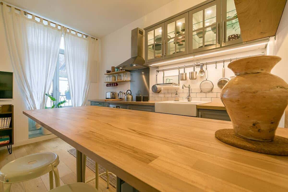 Een koelkast, een oven, een kookplaat, een koffiezetapparaat/waterkoker