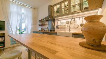 Jääkaappi, uuni, liesi, kahvin-/teenkeitin