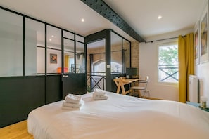 2 bedrooms, desk, iron/ironing board, WiFi