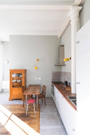 Fridge, oven, stovetop, coffee/tea maker - La Chassagne dans un hotel particulier- SR Loc (Dijon)