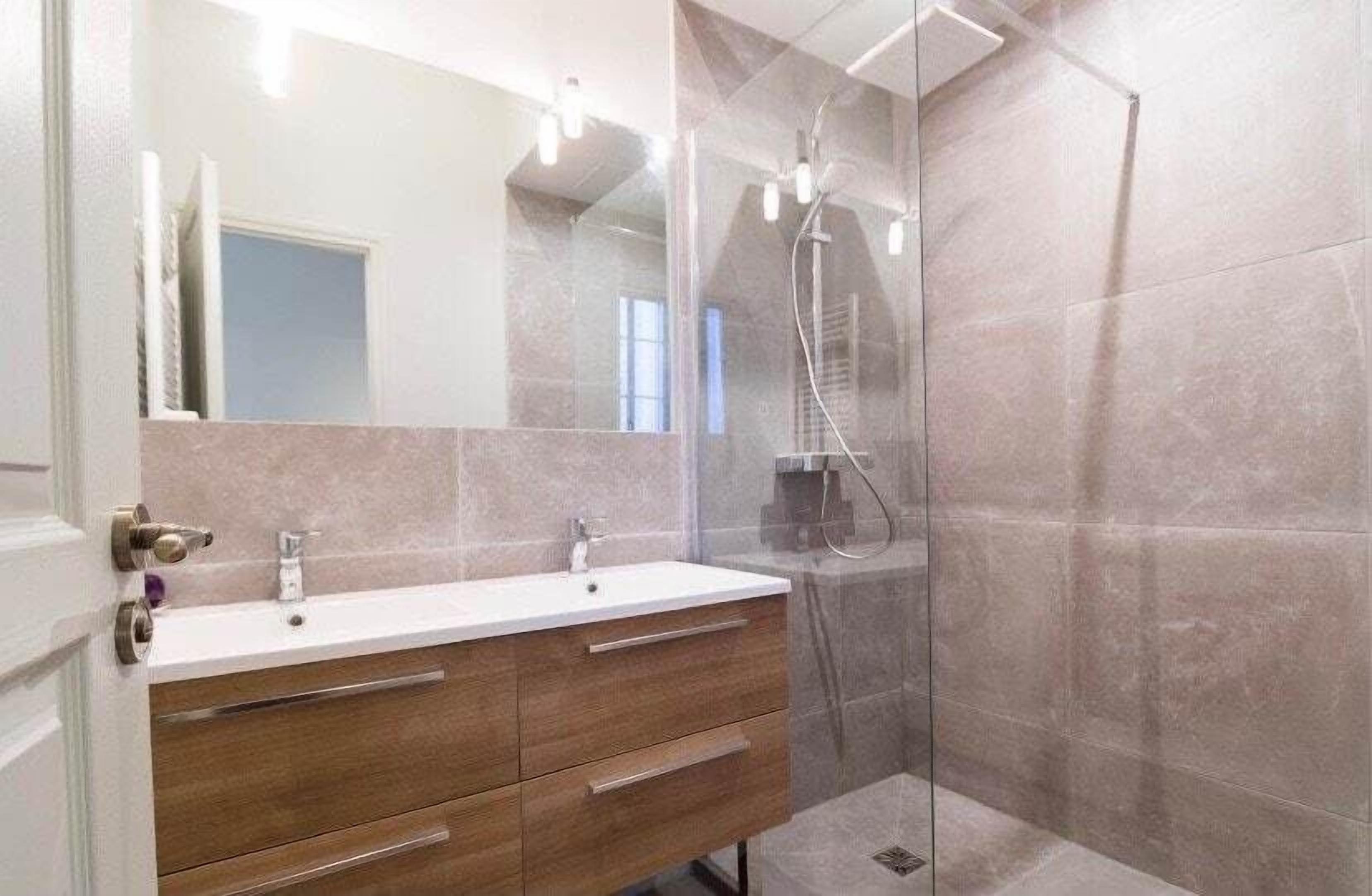 Een douche, een haardroger