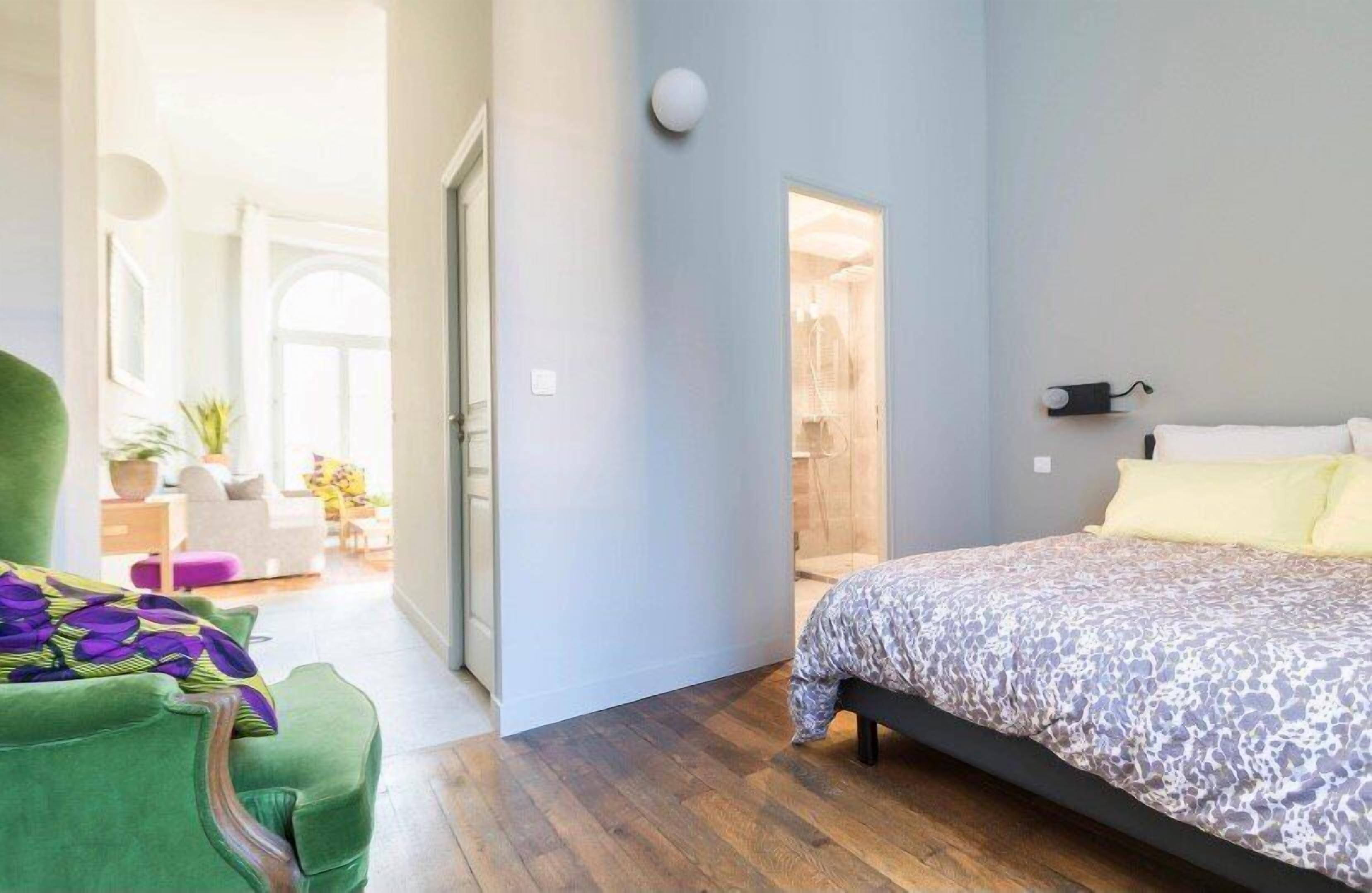 Een strijkplank/strijkijzer, gratis wifi, beddengoed