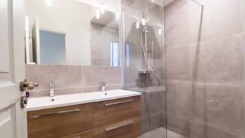 Douche, sèche-cheveux