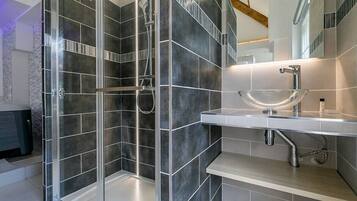 Shower, jetted tub, hair dryer, towels