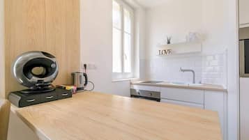 Kühlschrank, Mikrowelle, Ofen, Herdplatte