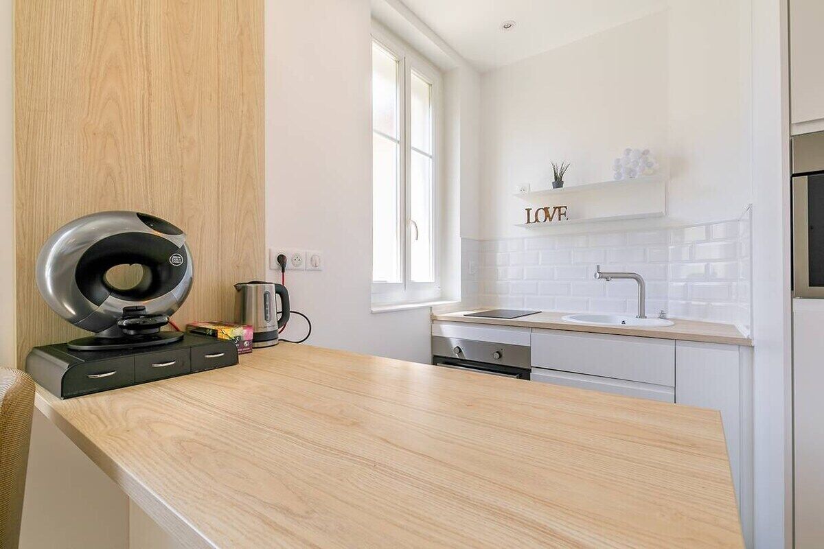 Kühlschrank, Mikrowelle, Ofen, Wasserkocher mit Kaffee-/Teezubehör