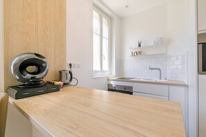 Refrigerador, microondas, horno y cafetera y tetera 