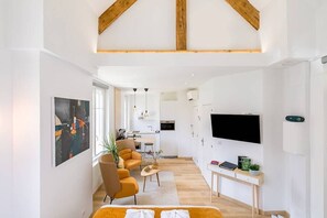 Tabla de planchar con plancha, internet y ropa de cama 