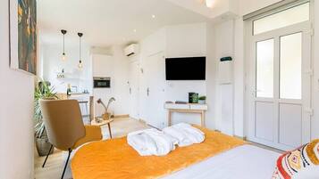 Iron/ironing board, internet, bed sheets