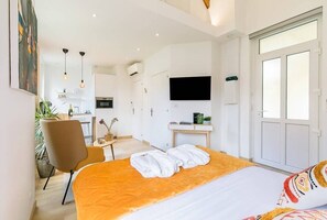 Tabla de planchar con plancha, internet y ropa de cama 