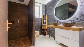 Douche, sĂšche-cheveux