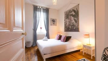 3 dormitorios, tabla de planchar con plancha, cuna de viaje