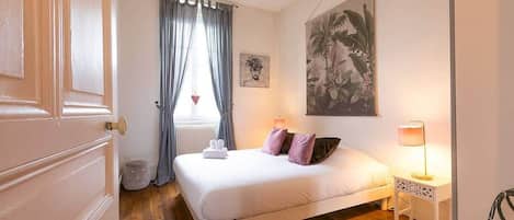 3 dormitoris, planxa i posts de planxar i un bressol de viatge