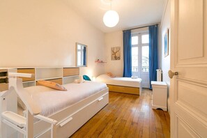 3 chambres, bureau, fer et planche Ă repasser, accĂšs Ă Internet