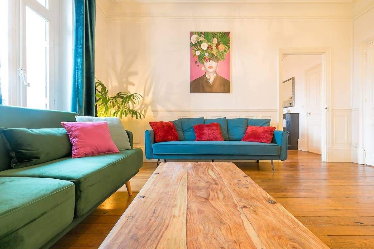 Una televisión, una oficina