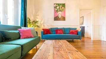 Una televisión, una oficina