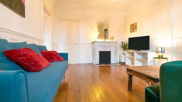 Una televisión, una oficina