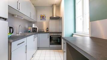 Frigorífico, microondas, horno y placa de cocina