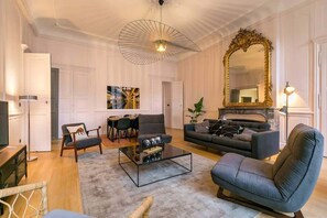 Télévision, jeux vidéo, espaces bureaux