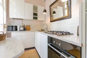 Fridge, oven, dishwasher, coffee/tea maker