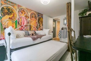 10 bedrooms, iron/ironing board, travel cot, free WiFi - Château Biek (Dijon)