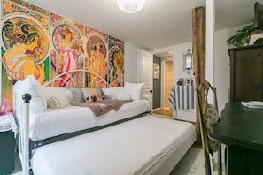 2 bedrooms, iron/ironing board, Internet, bed sheets