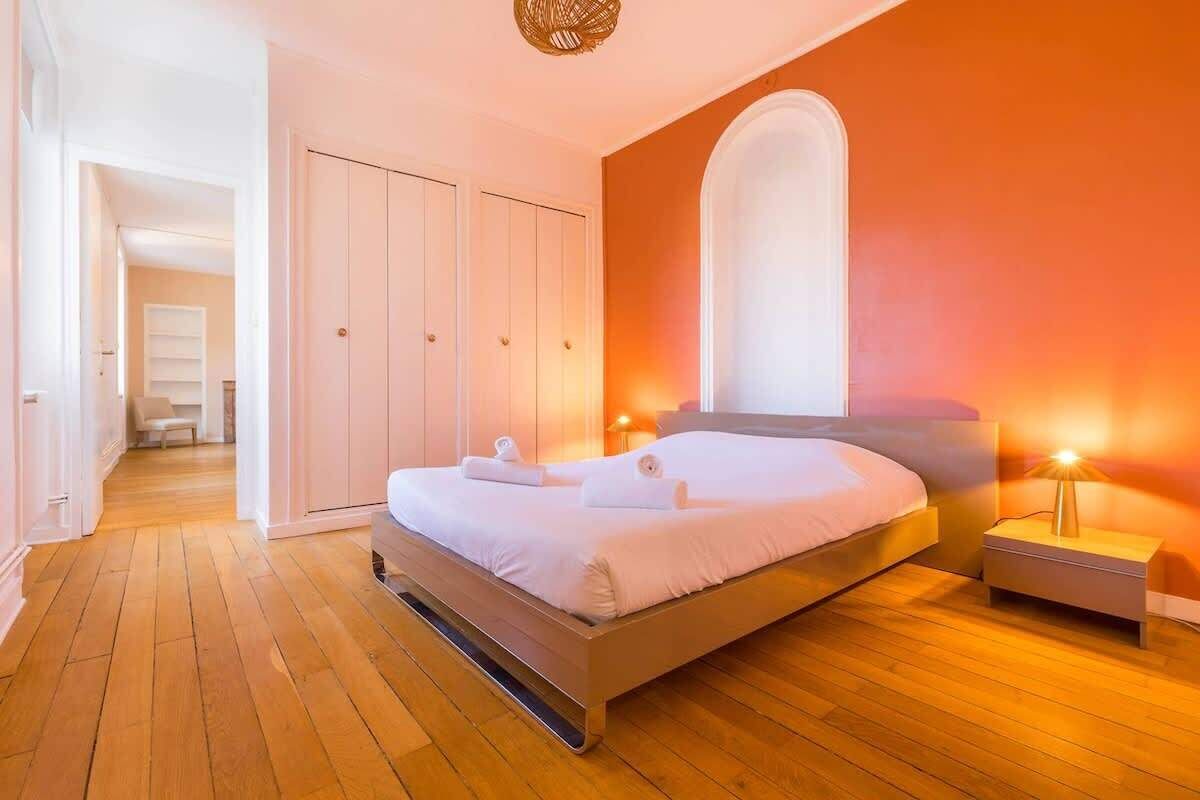10 Schlafzimmer, Bügeleisen/Bügelbrett, Reisekinderbett