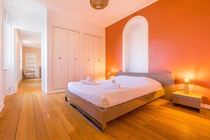 10 Schlafzimmer, Bügeleisen/Bügelbrett, Reisekinderbett