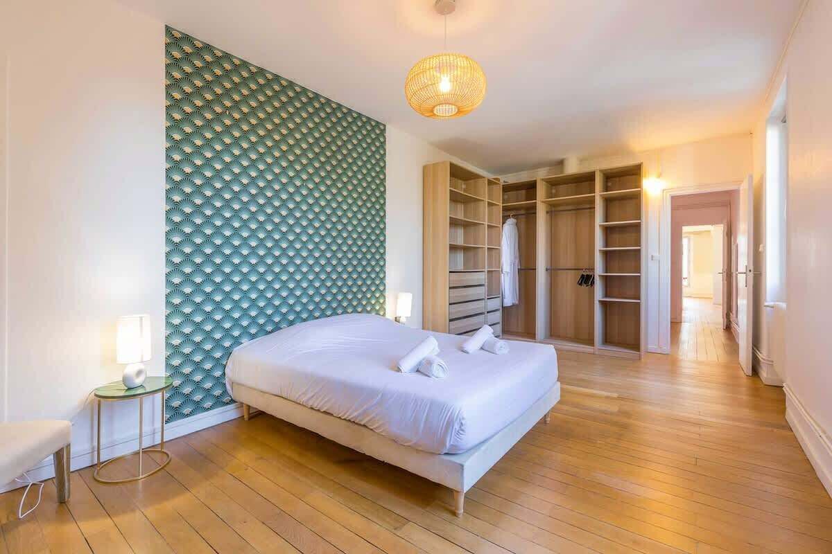 2 slaapkamers, een strijkplank/strijkijzer, reisbedje, gratis wifi