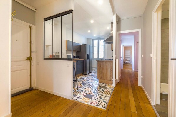 Kühlschrank, Mikrowelle, Ofen, Geschirrspüler