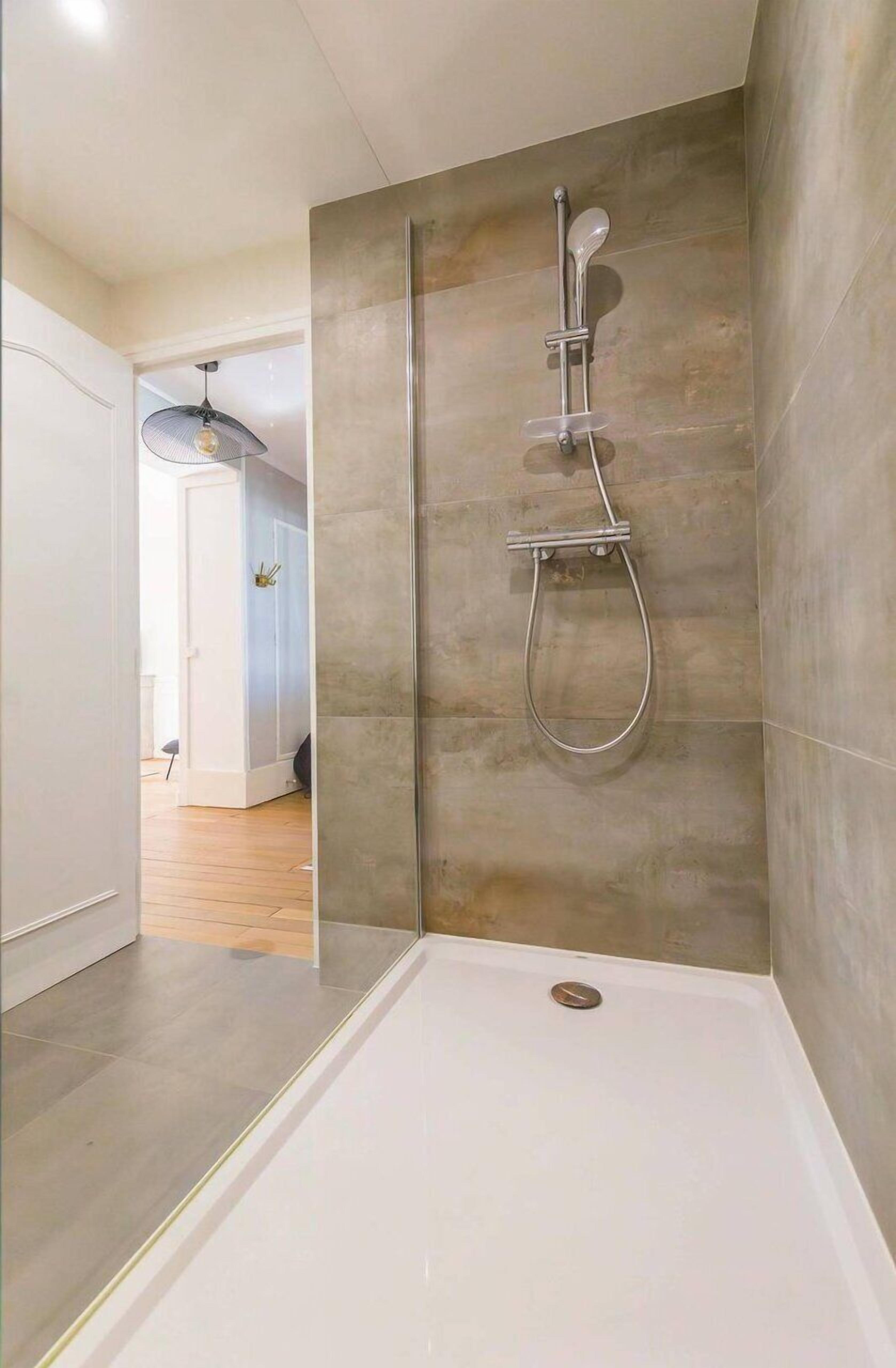 Douche, sèche-cheveux, serviettes fournies