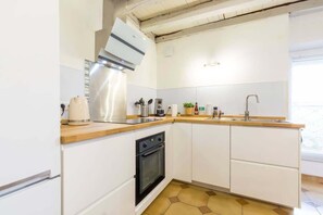 Frigorífico, microondas, horno y placa de cocina