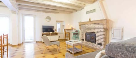 Televisie, een open haard en een kantoor