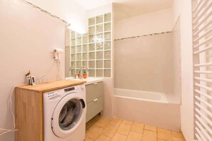 Shower, hair dryer - La Cabotte d'Ahuy- Belle maison de village- SR Loc (Ahuy)