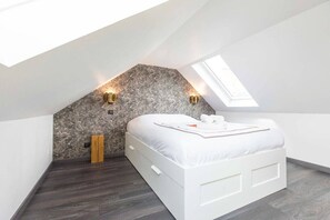 2 bedrooms, desk, iron/ironing board, Internet