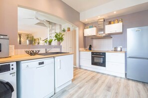 ثلاجة، ميكروويف، فرن، غسالة أطباق