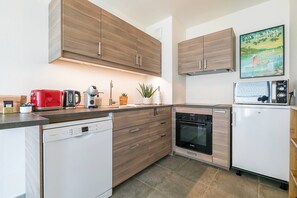 Fridge, oven, dishwasher, coffee/tea maker