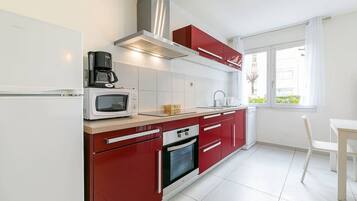 Jääkaappi, mikroaaltouuni, uuni, liesi