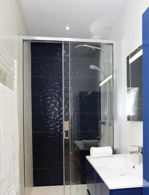 Shower, hair dryer, towels