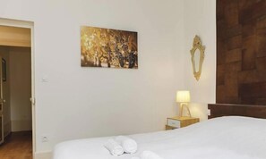 3 bedrooms, desk, iron/ironing board, Internet